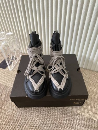 Rickowens 欧文斯x Dr.Martens 联名款 绑带厚底增高马丁靴 全黑look暗黑系是真的又帅又高级 这双 Rick Owens 的马丁靴真的超级