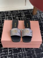 代购级 miu Miu 25Ss 最新夏季 平底 拖鞋 今年夏天为你们多准备几双必备拖鞋 老顾客都反应对这款需求很大 专门订制的一批为Miumiu后续新款做准备