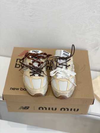 工厂p直销 Miumiu 缪缪半拖G027Miu Miu X New Balance联名款运动鞋 早春发售前先近赏同样是在十月的巴黎时装周，又被眼尖的粉丝们看见 - 点击图像关闭