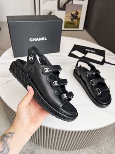 Chanel香奈儿小香魔术贴沙滩凉鞋25ss 专柜最新款，上脚依然让我心甘情愿剁手入，四季搭配都无敌了，超级推荐鞋面：混种羊皮内里：羊皮大底，橡胶发泡底size