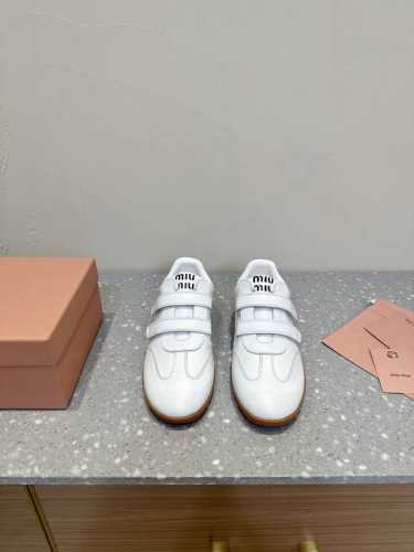 MiuMiu 24ss 秋冬新款 魔术贴 情侣 德训鞋 复古休闲鞋 最新款德训小白鞋，在找小白鞋还要复古的还要舒适的 还要那种德训鞋的可以看过来了 秋冬火爆款休