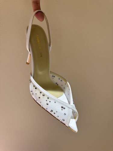 Andrea Wazen 仙女版凉鞋，纯手工蕾丝折叠工艺，非常的美，上脚无敌了。仙女必备 进口 真丝+蕾丝 内里 羊皮 鞋底 牛皮大底 跟高 9.5 Cm 专柜