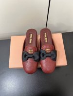 Miumiu春夏新品蝴蝶结配饰雕花冲孔平底乐福鞋单鞋拖鞋系列 即优雅又可爱 带弧形的小圆头 完美演绎赫本风 上脚可爱又减龄 配上袜子又满满学院风 鞋面采用进口混