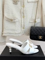 厂价 chane* 小香25p春夏新品 双C珍珠跟高跟凉鞋 很经典百搭的设计 无论什么场合都可以Hold住 任何身高都能驾驭的高度 且不失气场和魅力 特色在于鞋