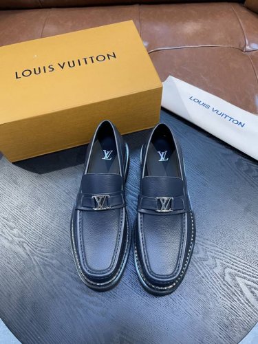 l家 Size:39-44 38.45定做 原单Lv官网男士休闲皮鞋，顶级原单复刻， -鞋面：牛皮工艺、纳帕牛皮、鞋身车缝品牌Logo -内里：牛皮，垫脚；水染