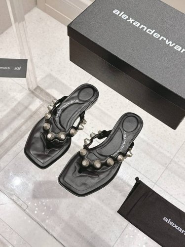 Alexander Wang 亚力山大王 2025春夏新品 大王Riot 罗马角斗士方头鉚钉夹脚拖鞋 在欧美街拍中出境率超高 Ins也是火了一把 这款具有独特风