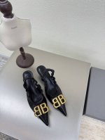 经典双 B 后空尖头 Balenciaga 巴黎世家 Stomper Derby 黑色 这双鞋简直是今年潮流圈的黑马，夸张的尖头设计，让人一眼就爱上！ 第一眼看