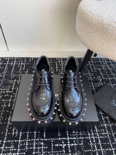 代购级 Alexander Wang 大王24ss新款 系带 厚底 钮钉 乐福鞋 大王这双厚底乐福鞋绝对是腿精必备神器 显高显瘦，黑色经典百搭王~~ 皮面搭配激