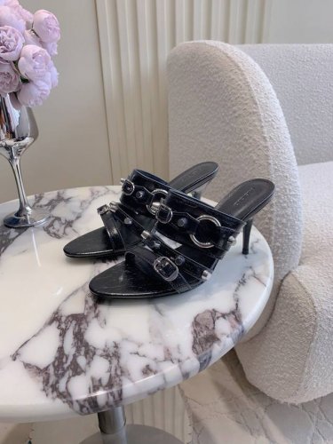 出厂价p Balenciag*经典铆钉机车拖鞋 甜酷Girl的最爱 上脚真的太辣了 辣妹必备 鞋面牛皮 原版开模五金 内里垫脚羊皮 意大利真皮大底 跟高 平底