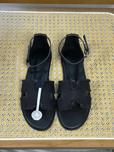 新配色 流苏出厂价p Hermes 经典Santorini 凉鞋 新设计灵感还是遵循传统经典 H 鞋面 搭配精致踝带 可调节系带 适合日常穿着 打造时尚悠闲风格