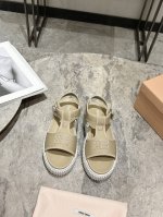 缪缪Miumiu2025春新款鱼嘴露趾厚底饼干凉鞋 最新走秀款 经典升级 舒适度与时髦度并存 每个颜色搭配都好看 设计搭配不同风格需求 鞋面:原版定制布 内里: