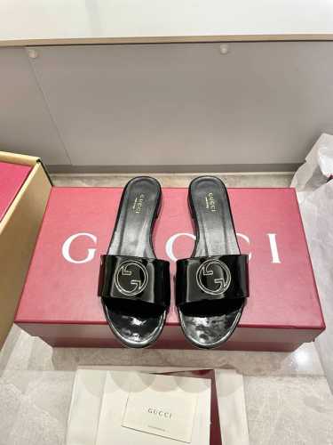 出 P340 25S春夏新款Gucci镶钻双G扣中跟拖鞋 露趾拖鞋 这款露趾凉拖鞋采用皮革制作，巧妙运用方形圆头和粗跟等设计元素演绎时尚复古风范。典藏的双G镶钻