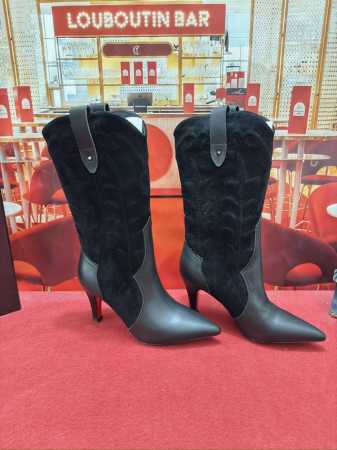 短款 RMB 羊京 Price：短款 RMB 牛仔布 24Aw走秀经典长靴，明星同款灵感来源于西部的荒野，由进口小牛皮和牛仔布手工缝制而成，以突出的纹理设计突出 - 点击图像关闭