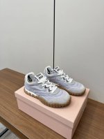 Miu Miu 25ss 春夏新款走秀MiuMiu 德训 休闲鞋 秀场工艺来自Miu Miu系列的细节特写 新季的潮流要素与此刻挚爱的概念，多元对撞，传达现代风
