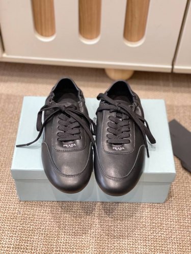 黑色牛皮 11色 prada 普拉达新款德训鞋 鞋面麂皮有肌理感 内里羊皮包裹 软软糯糯的 鞋垫加厚小羊皮 踩上去无比舒适 有支撑感 又包裹得很好的感觉 鞋型包