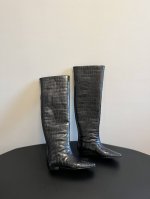 高靴 短靴 Toteme 23 秋冬新款方头压纹靴 Toteme在打造高级感这点从来就没输过 一双简约干练、低调时髦的靴子 没有鲜艳的色彩和繁杂的设计，仅凭2c