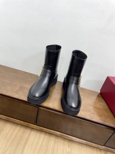 金色扣 代购级Roger Vivier 24ss Rv 秋冬最新切尔西短靴 RV维维亚一直在推陈出新，总是一眼就令人过目不忘钻扣系列结合品牌一贯的优雅元素和个性