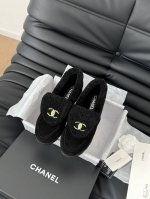 Chanel 24B新款书包扣乐福鞋 回归的经典书包扣设计 特别Vintage 复古味十足 拼色乐福鞋也长到了审美上 鞋面麂皮 内里皮毛一体 原版大底 Size