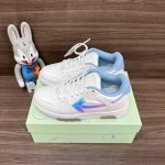 顶级版本Off-White Out Of Office 低帮滑板鞋情侣款白蓝。 Off-White箭头符号、Ziptie 标签、1Ogo印花等经典元素皆在此呈现