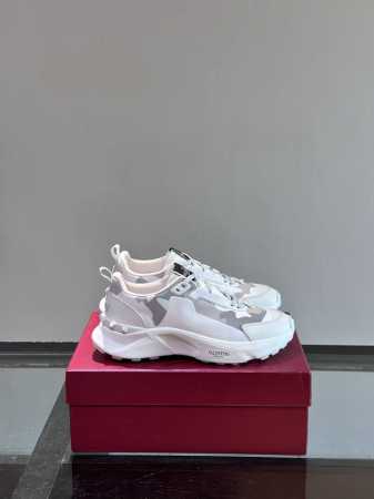 VALENTIN* 华伦天*2024ss春夏新品爆款休闲运动鞋，进口弹力布鞋面后跟为华伦家专属铆钉状 整体非常具有代表性，组合大底 上脚真的超好穿又很舒服的～自 - 点击图像关闭