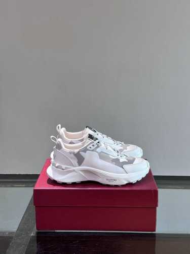 VALENTIN* 华伦天*2024ss春夏新品爆款休闲运动鞋，进口弹力布鞋面后跟为华伦家专属铆钉状 整体非常具有代表性，组合大底 上脚真的超好穿又很舒服的～自