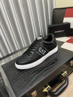 Armani 阿玛尼最新新款休闲鞋 火爆热卖官网同款原单爆款 .原工厂牛皮材料1：1原板 牛皮内里，原厂发泡大底。亲们你还为穿着搭配鞋发愁那这款鞋你就是你不二