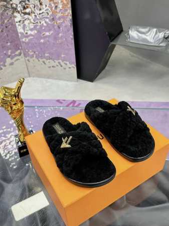 工厂价 Lv热门款 L家24年最新版面new Arrival 羊毛拖鞋 金属字母扣 室内外穿着皆宜。 纯羊羔毛材质，鞋面专业处理粟子头花纹，水台高密度发泡材质， - 点击图像关闭