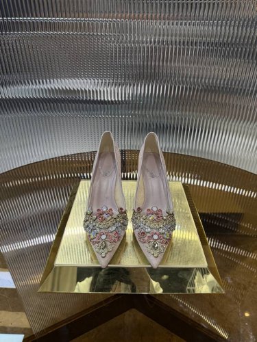 独家顶级版 R C 2025S重工Rc Veneziana系列，网纱蕾丝宝石尖头女士婚鞋单鞋 商品描述：细致的蕾丝刺绣鞋面，搭配复古多彩的水钻及宝石，营造不同的