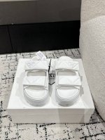 顶级版本PRADA 25 普拉达 厚底魔术贴两带凉鞋 半拖厚底魔术贴凉鞋 酷感当道 这双魔术贴凉鞋必须C位 绗缝皮革质感上乘 利落搭带设计 不仅是行走的时尚单品