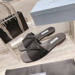 出厂价pp prada 新款拖鞋。原版1:1调试楦型，进口钻三角Logo标，方头平底女鞋，面料 :羊皮。内里:棉羊皮。 码数：35一40 40订做不退换