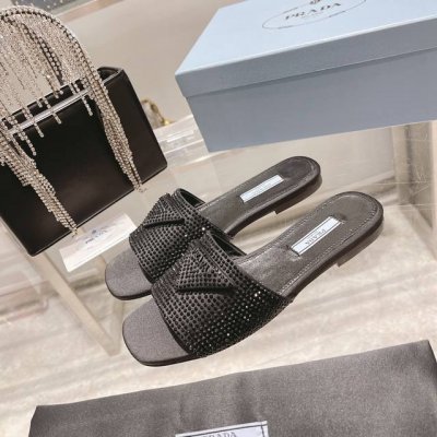 出厂价pp prada 新款拖鞋。原版1:1调试楦型，进口钻三角Logo标，方头平底女鞋，面料 :羊皮。内里:棉羊皮。 码数：35一40 40订做不退换