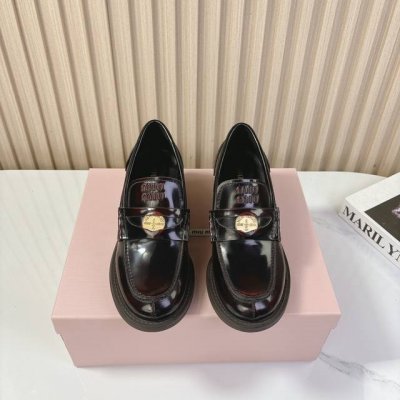 MiuMiu 缪缪经典走秀款钱币乐福鞋 最近风很大的金币乐福鞋 被挖到了～ 满满的复古英伦感 顺带着一股学院风 中间还镶嵌了一枚金币 让人无法忽视 整体鞋型也很