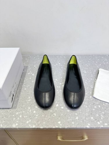 phoebe philo 小众潮牌 25Ss独家发售 鞋头缝线 圆头 芭蕾舞 单鞋 整体绵羊皮 的质感简直不要太爱 不同于漆皮的亮眼夺目 太过于闪耀 喜欢低调的