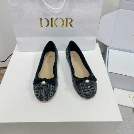 DiO*新品芭蕾鞋！经典高定元素，衔缝羊皮藤格纹图案，点缀白色CD镶嵌式树脂珠饰，别具一格！鞋面经典粗花呢布内里垫脚全对版弹力混种羊皮，柔软舒适。1:1开模幸运 - 点击图像关闭