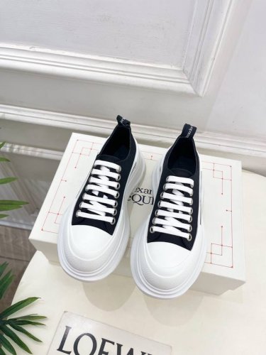 alexander Mcqueen 麦昆 2025春夏新品 经典休闲厚底运动鞋 老爹鞋 bs在欧美街拍中出境率超高 Ins也是火了一把 这款具有独特风格的情侣款