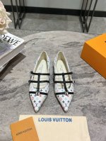 LV 驴牌春夏玛丽珍时装尖头平底鞋 春夏秀场出镜率最高的一款单品 超多名模上脚 简约大方非常百搭 鞋面采用原版牛皮； 全皮包裸纯手工缝纫鞋面，LV彩色老花标识点