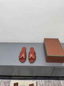 loropiana 25Ss 新款 G666拖鞋系列 Lp一直是以好穿舒适为主的设计风格 这几年老钱风穿搭超级 这款乐福鞋也不例外 简约的设计理念搭配品牌经典的