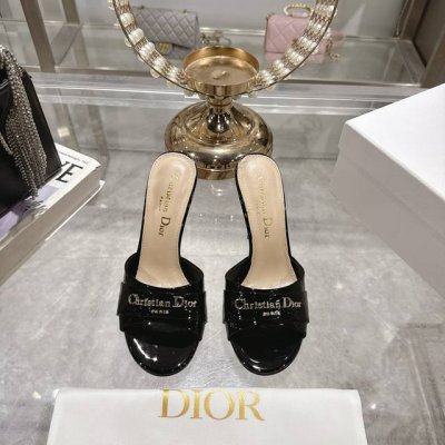 出厂 25Ss早春新款Dior迪奥D-My 五金字母圆头露趾拖鞋 这款My Dior 高跟鞋是二零二五春夏成衣系列新品，彰显精致的优雅气质。采用漆皮革精心制作,