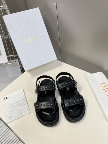 Dior春夏最新款魔术贴凉鞋、超多明星网红种草、经典的版型设计上迪奥LOGO五金点缀、超好看超百搭、上脚非常柔软鞋面进口牛皮，内里羊皮里、正品开模TPU大底 码