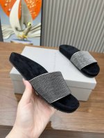 BrunelloCucinelli 。B C时尚休闲拖鞋新款。面料：进口牛绒+羊皮。内里进口牛绒，，纯铜珠链，上脚美观大方，百分百原版开发。原版包装，码数，36