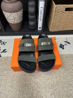 长期有货 元 绿色Hermes男士 Kazimir拖鞋-顶级品质 编织饰若和小牛皮机能凉鞋，以“H”标志性图案为灵感的交织鞋面打造休闲造型，可谓夏日良伴。 进口