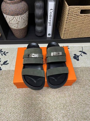 长期有货 元 绿色Hermes男士 Kazimir拖鞋-顶级品质 编织饰若和小牛皮机能凉鞋，以“H”标志性图案为灵感的交织鞋面打造休闲造型，可谓夏日良伴。 进口