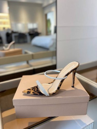 价格p： 吉安维托 罗西 Gianvito Rossi 露趾凉鞋搭配细高跟，性感而精致。 吉安维托 罗西 Gianvito Rossi 秉承了其传统意大利工艺，