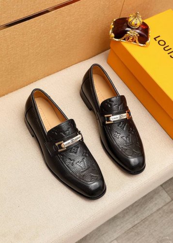 商品商标：Louis Vuitton 路易威登 休闲皮鞋 正码码数: 38-44 45.46.47订制 商品材料：精选 进口头层荔枝纹牛皮压花鞋面+奢华五金扣，