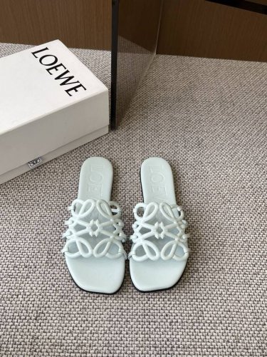 Loewe 罗意威 25Ss 春夏新品拖鞋 简约设计感觉更干净优雅 让你念念不忘 颜色也很耐看 上脚瞬间气质十足气场 简直帅气有型 鞋面采用牛皮印花 内里羊皮垫
