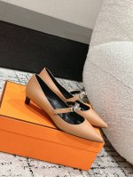 顶级版本Hermes 25 爱马仕新款Kelly扣尖头单鞋 这一季的美到心坎里了 超级百搭时髦的老钱风 上脚超级舒适 随意穿出高级感鞋面：原版小牛皮 内里 垫脚