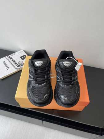 Dior X Kaws 联名款B35胶囊情侣款 系列 镂空 网面 运动鞋 这款名为B35 Nxt 的新款运动鞋 采用了 3D打印技术制成镂空式鞋底 鞋身部分则是 - 点击图像关闭