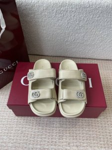 gucci 25Ss 春夏系列Gg菱形 沙滩平底拖鞋 由经典真皮电绣菱形条纹＋配双G金属扣作为品牌的标志性象征制作而成打造令人惊艳的作品焕新演绎！ 面料：原版定