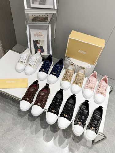 2024 M K独家原版开发，压花原标工艺，四季休闲女鞋，时尚舒适，颜色多样可选。35-42，工厂价 欢迎各位新老客户拿板转图