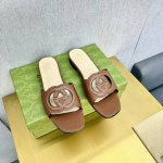 顶级版本 2024春夏新款平底手写体Gucci标识刺绣丹宁牛仔G G凉鞋拖鞋顶级品质 最高版！ 备受宠爱的丹宁面料透过Gucci美学视觉再次融入盎然新意。这款凉